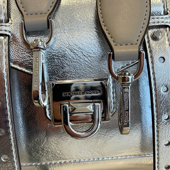 MICHAEL KORS
Manhattan Medium TH SCHOOL Crackled Metallic Leather SATCHEL
NWT - Picture 10 of 16